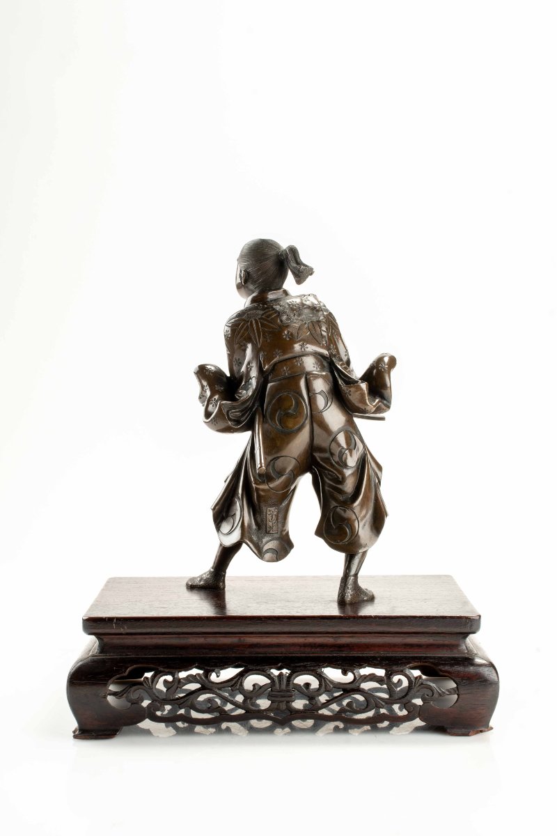 Okimono en bronze représentant un jeune samouraï avec katana, signé Yoshimitsu-photo-4