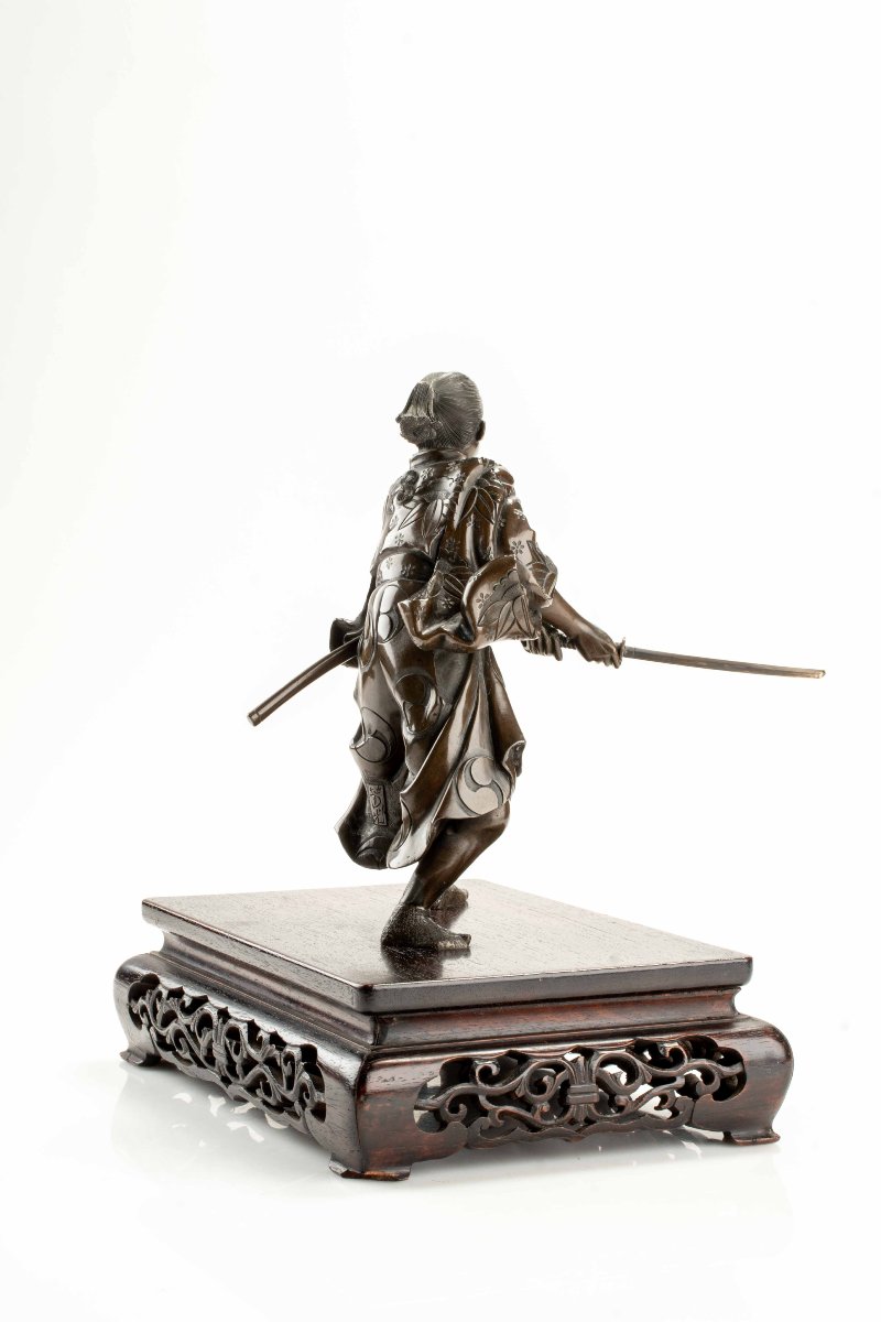 Okimono en bronze représentant un jeune samouraï avec katana, signé Yoshimitsu-photo-1