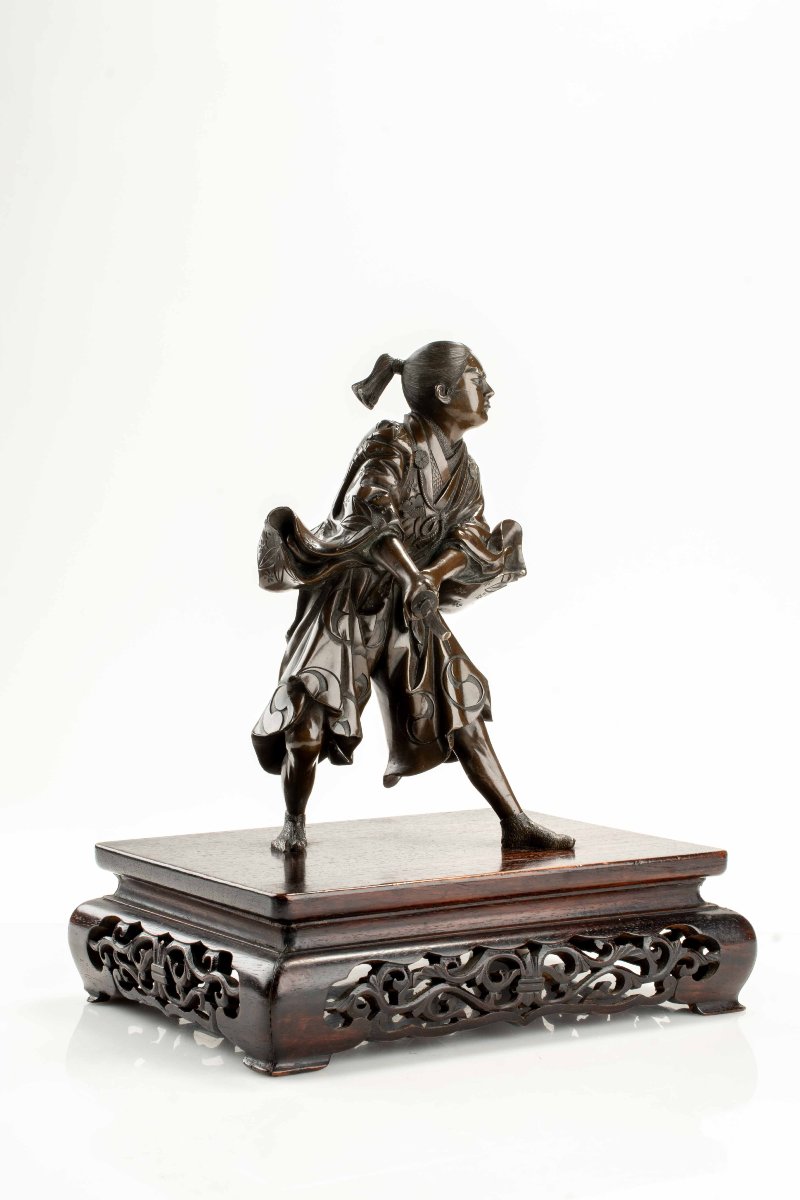 Okimono en bronze représentant un jeune samouraï avec katana, signé Yoshimitsu-photo-2