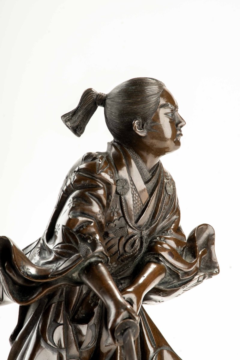 Okimono en bronze représentant un jeune samouraï avec katana, signé Yoshimitsu-photo-3
