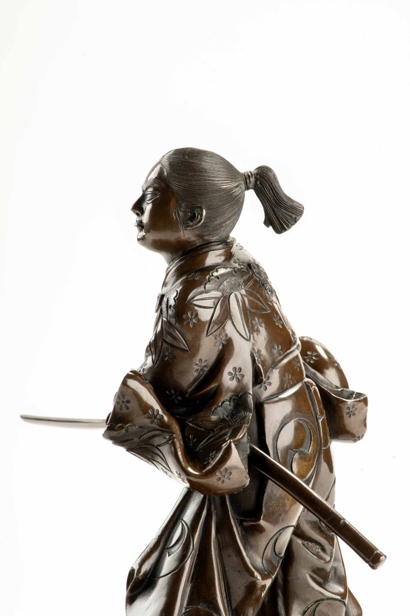 Okimono en bronze représentant un jeune samouraï avec katana, signé Yoshimitsu-photo-4