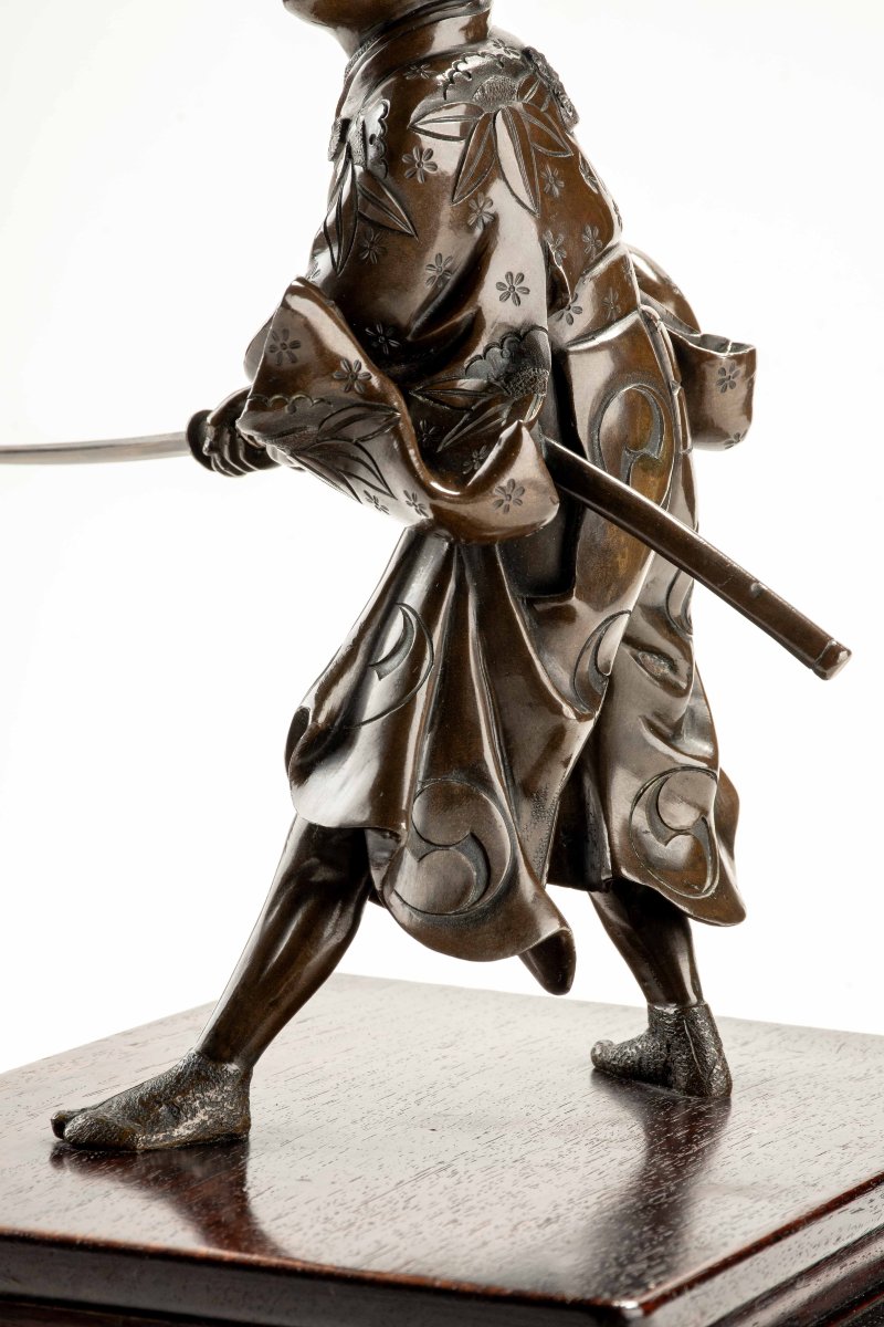 Okimono en bronze représentant un jeune samouraï avec katana, signé Yoshimitsu-photo-5