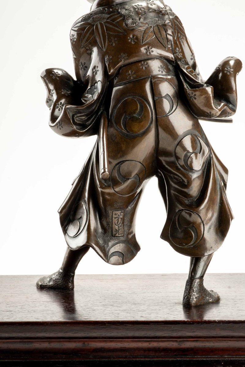 Okimono en bronze représentant un jeune samouraï avec katana, signé Yoshimitsu-photo-6