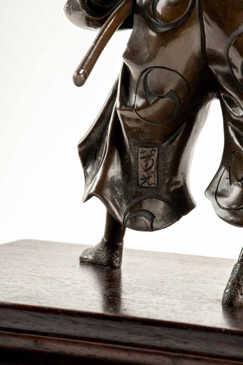 Okimono en bronze représentant un jeune samouraï avec katana, signé Yoshimitsu-photo-7