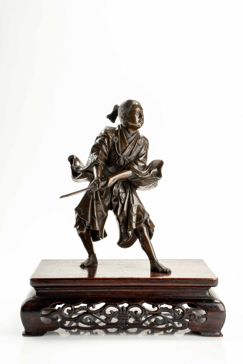 Okimono en bronze représentant un jeune samouraï avec katana, signé Yoshimitsu