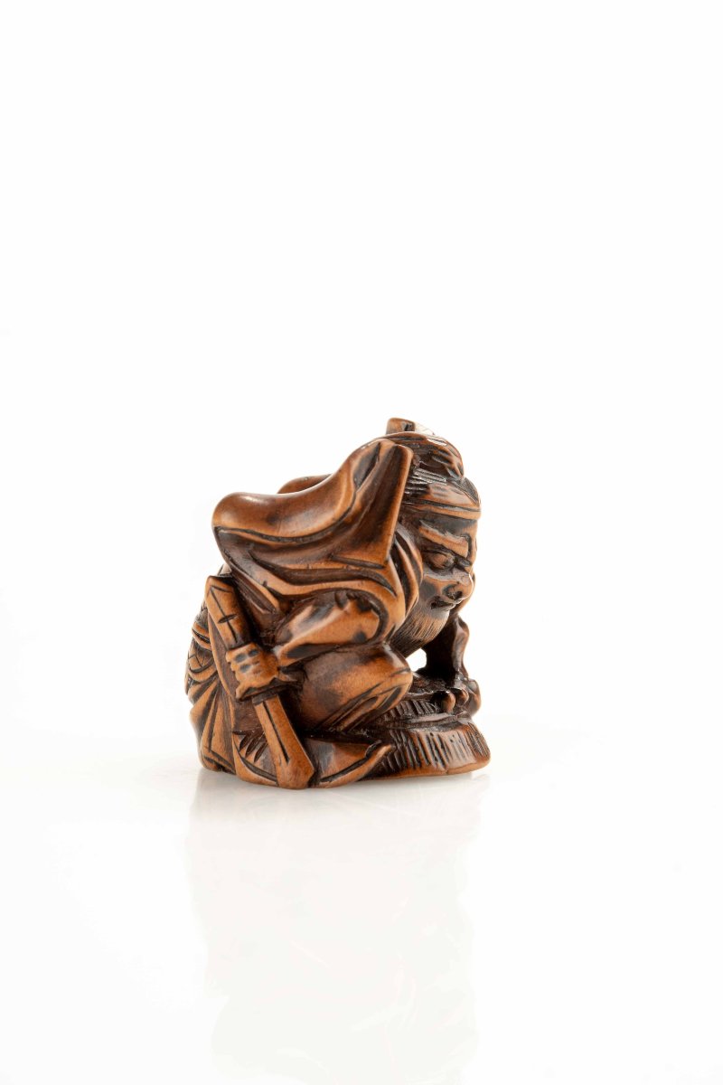 Netsuke en buis représentant Shoki avec un oni-photo-3