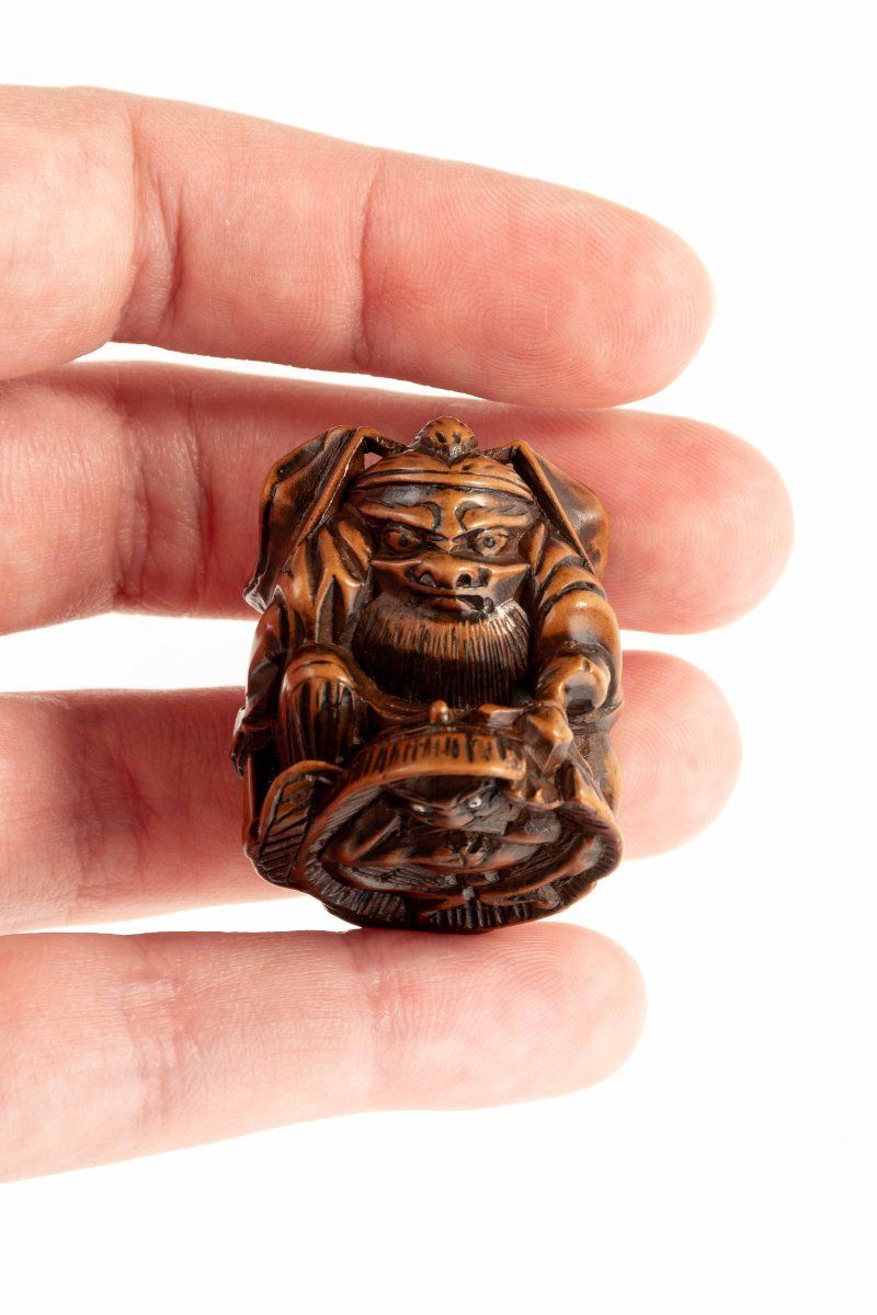 Netsuke en buis représentant Shoki avec un oni-photo-6