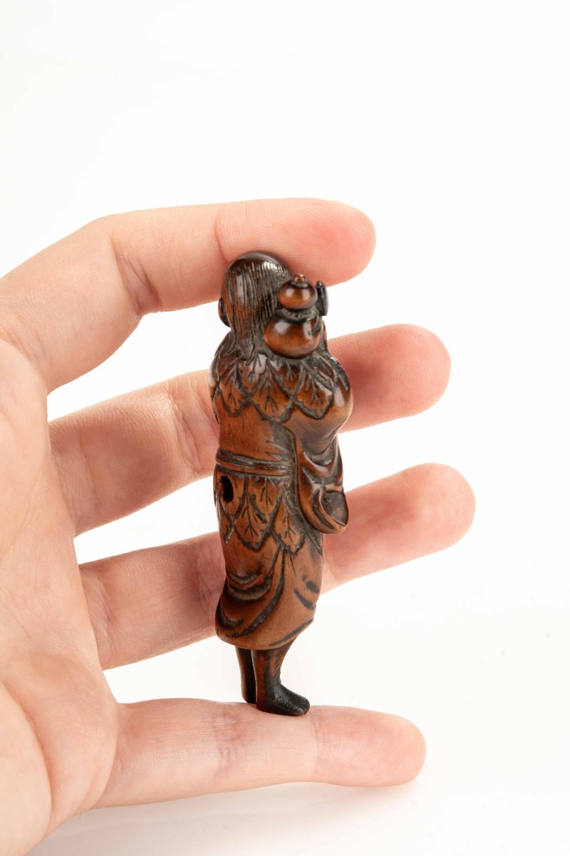 A Boxwood Netsuke Of A Sennin With A Sake Bottle-photo-3