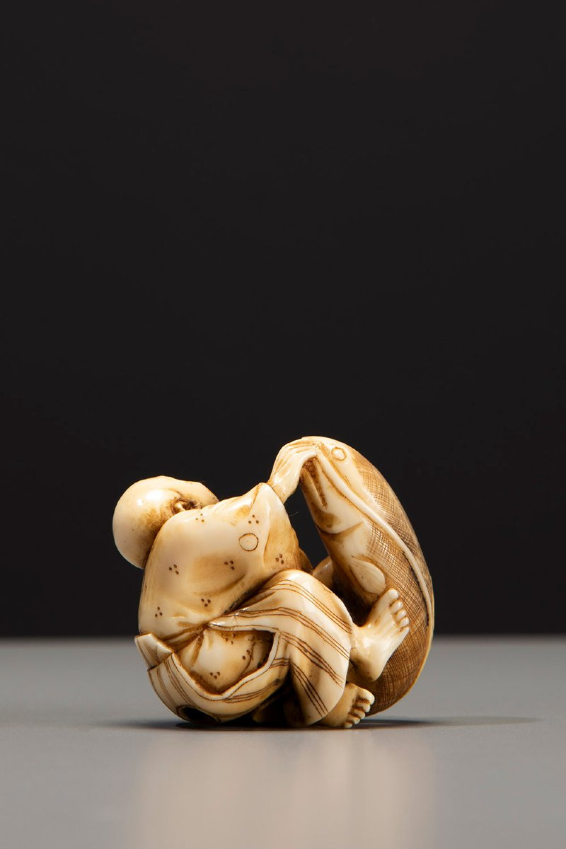 Netsuke en ivoire représentant Kadori Myojin tentant de maîtriser Namazu-photo-2
