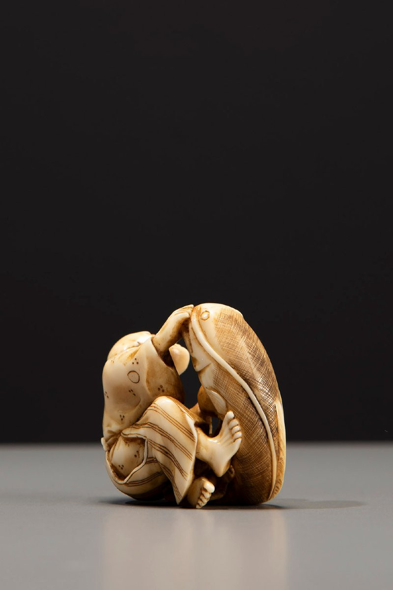 Netsuke en ivoire représentant Kadori Myojin tentant de maîtriser Namazu-photo-3