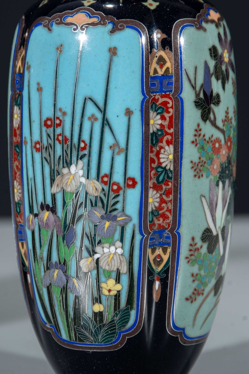 A Pair Of Cloisonné Vases With Naturalistic Floral Decoration-photo-2