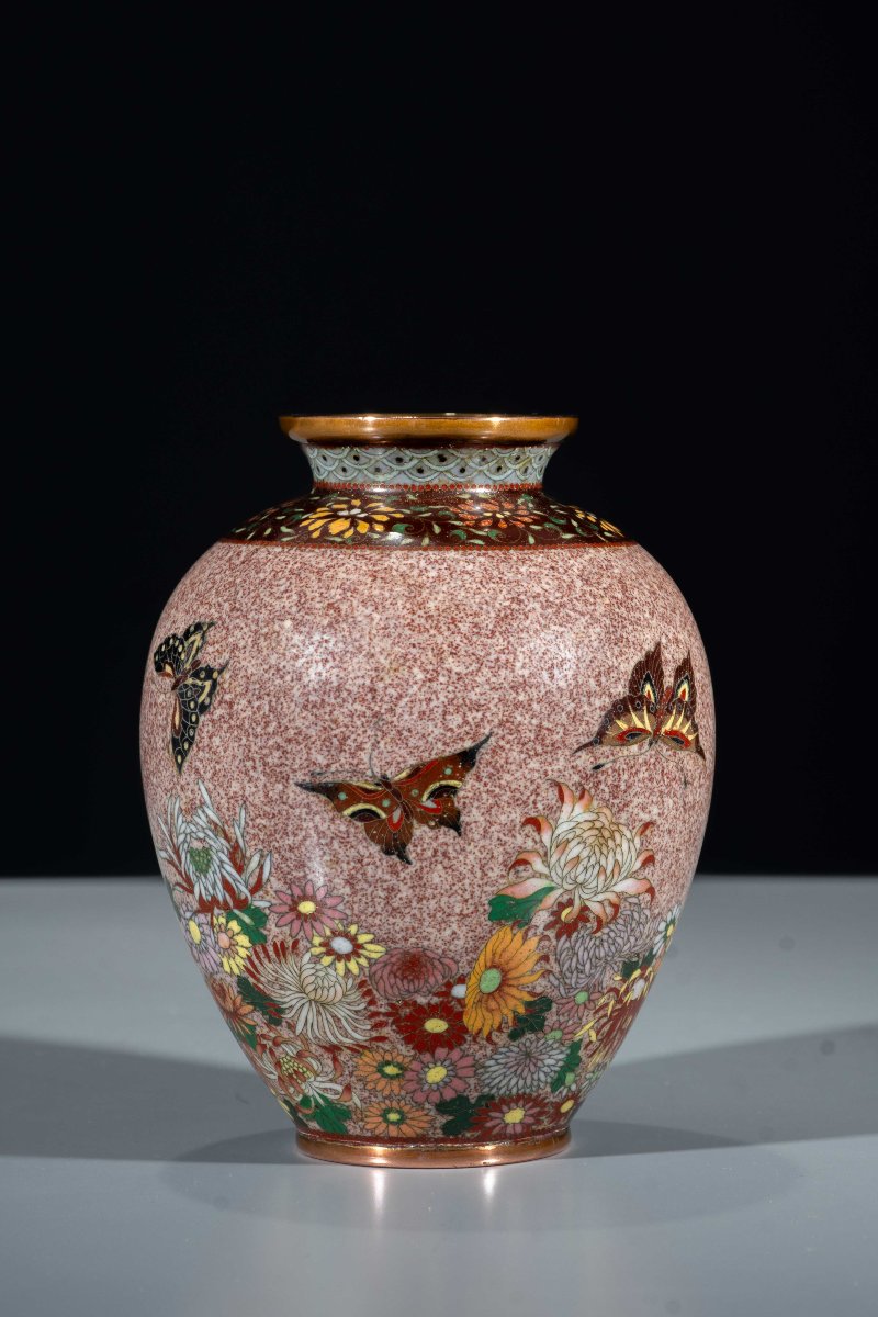 A Silver-wire Cloisonné Vase With Butterflies And Chrysanthemums-photo-3