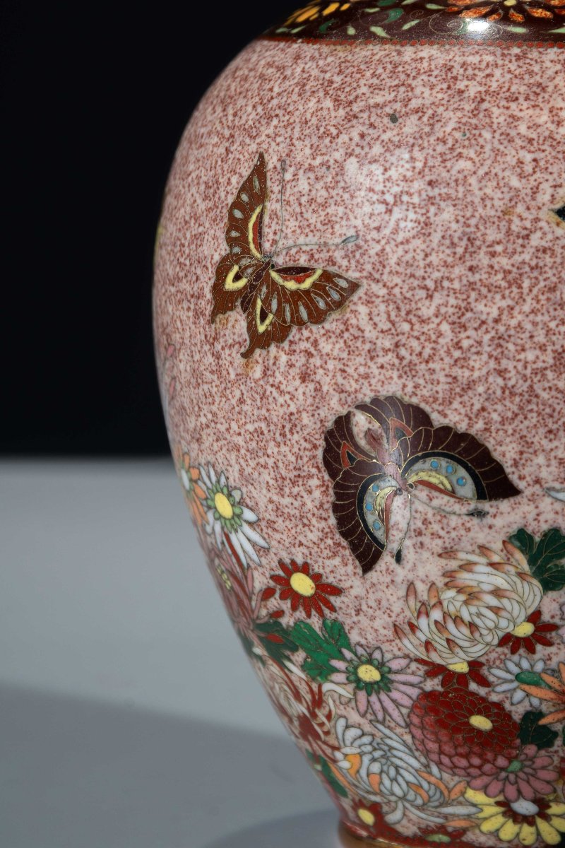 A Silver-wire Cloisonné Vase With Butterflies And Chrysanthemums-photo-1