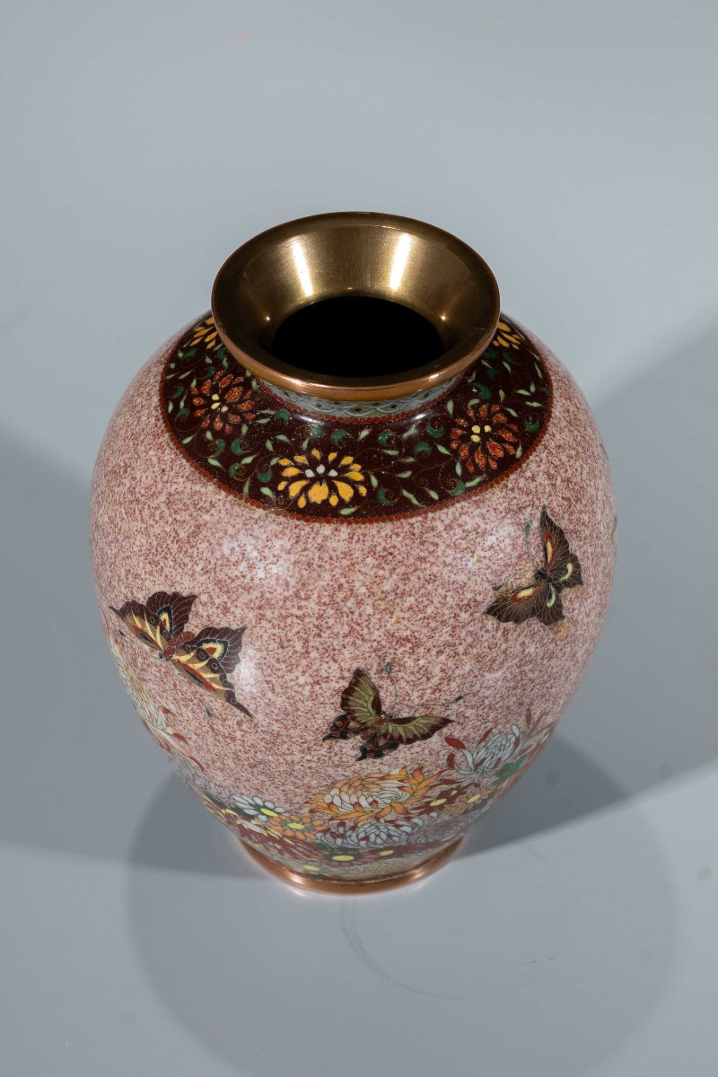 A Silver-wire Cloisonné Vase With Butterflies And Chrysanthemums-photo-2