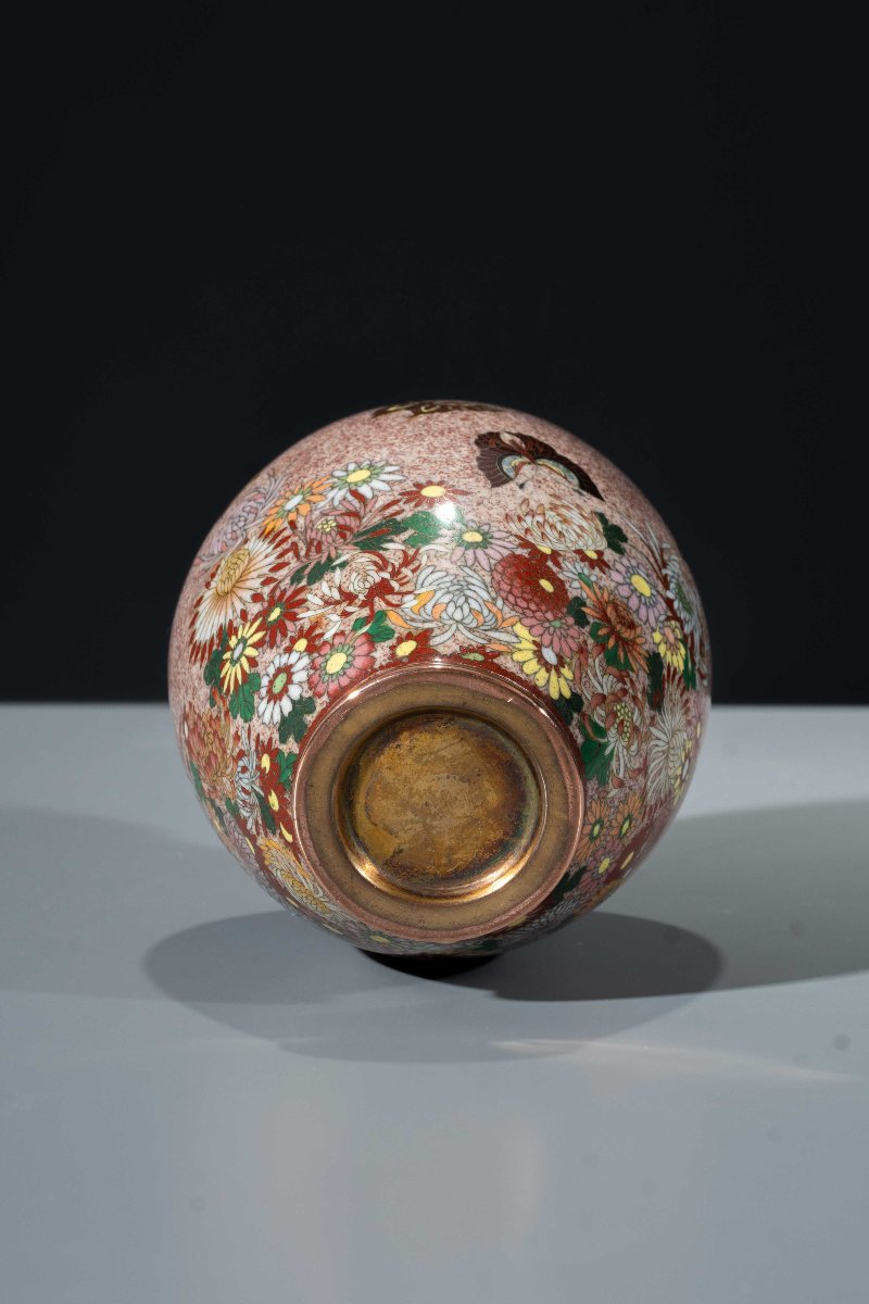A Silver-wire Cloisonné Vase With Butterflies And Chrysanthemums-photo-3