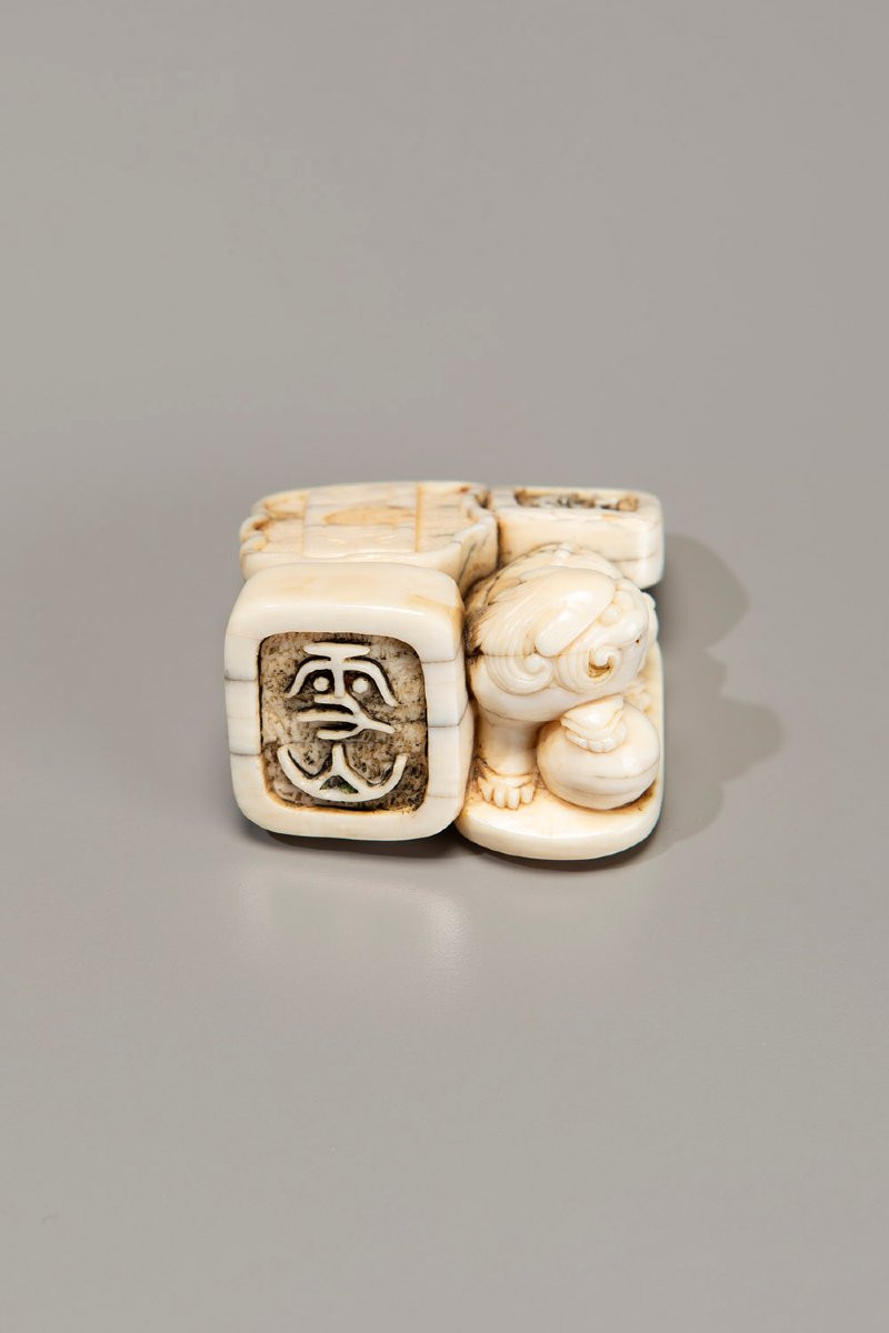 Netsuke en ivoire représentant quatre sceaux de peintre-photo-2