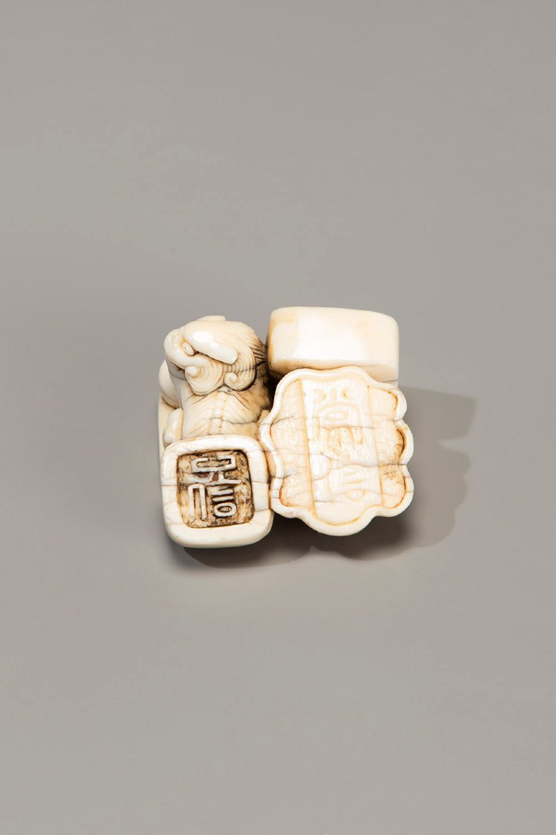 Netsuke en ivoire représentant quatre sceaux de peintre-photo-3