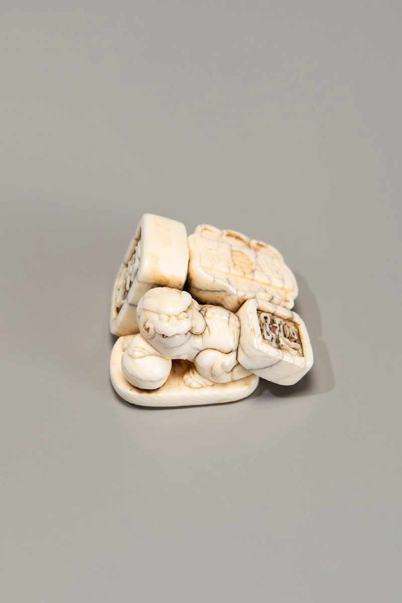 Netsuke en ivoire représentant quatre sceaux de peintre-photo-4