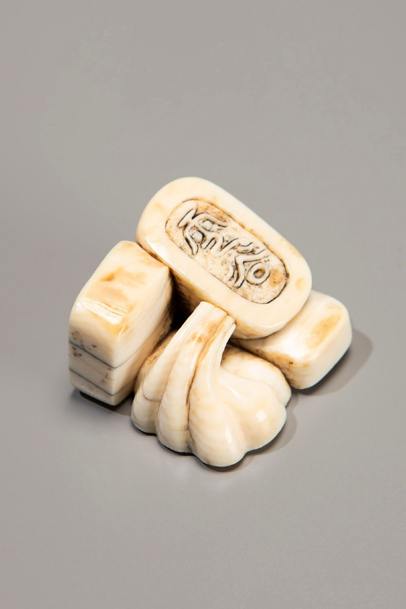 Netsuke en ivoire représentant quatre sceaux de peintre-photo-1