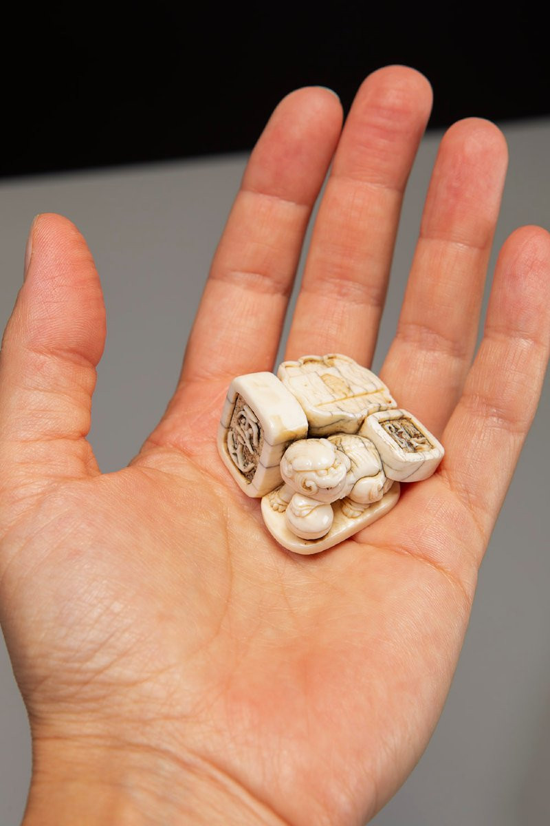Netsuke en ivoire représentant quatre sceaux de peintre-photo-2