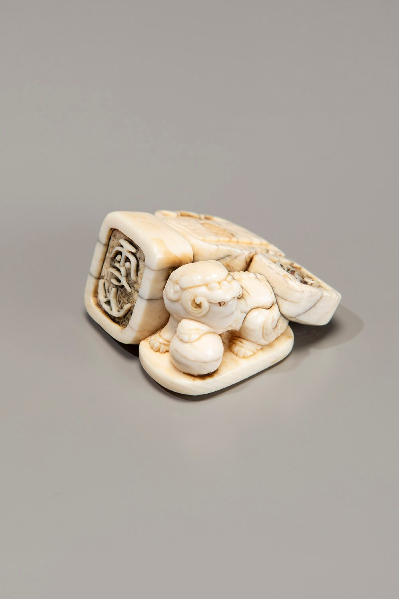Netsuke en ivoire représentant quatre sceaux de peintre