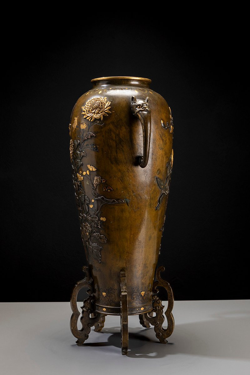 Vase balustre en bronze patiné avec riches incrustations et motifs naturalistes-photo-2