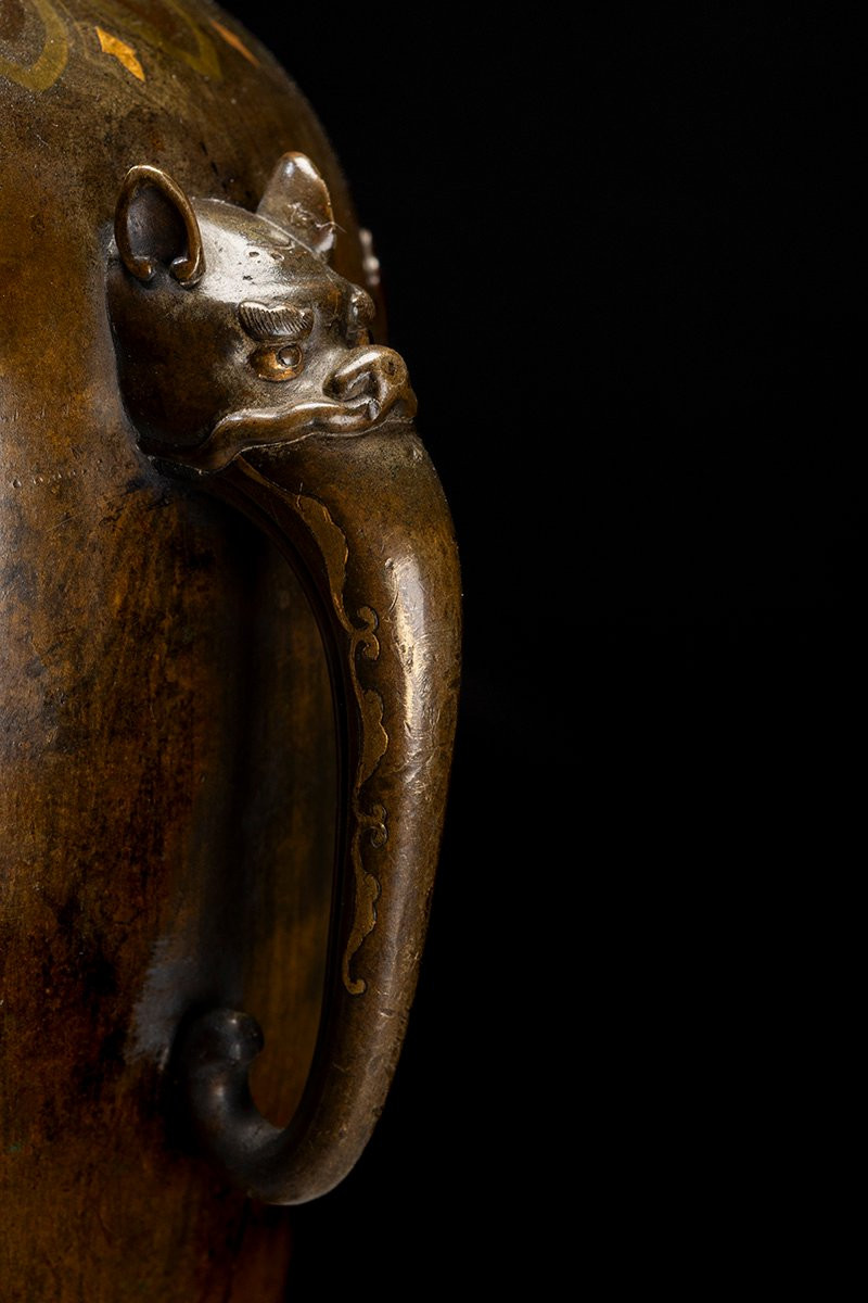 Vase balustre en bronze patiné avec riches incrustations et motifs naturalistes-photo-1