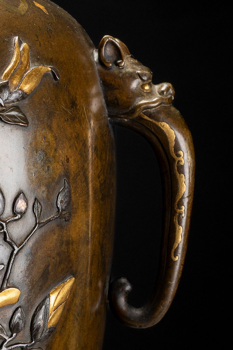 Vase balustre en bronze patiné avec riches incrustations et motifs naturalistes-photo-2