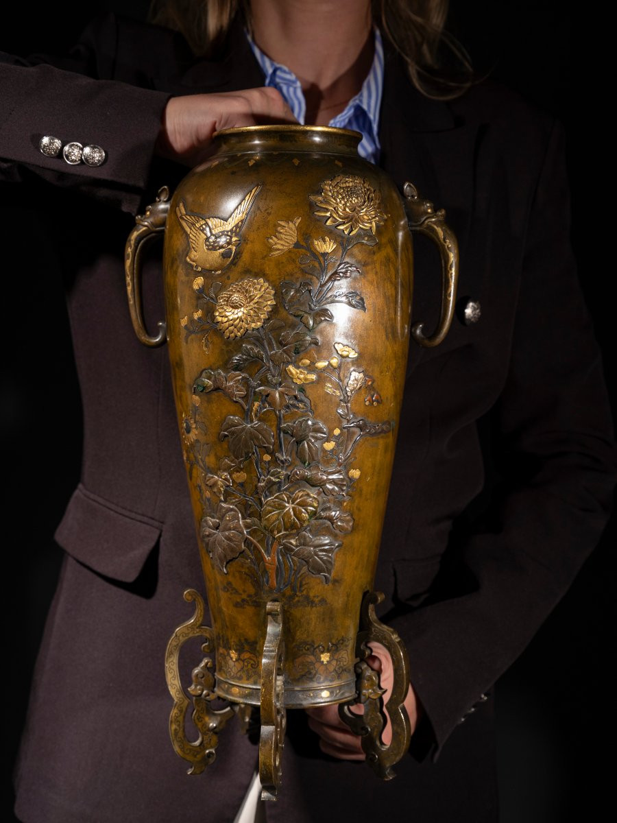 Vase balustre en bronze patiné avec riches incrustations et motifs naturalistes-photo-4
