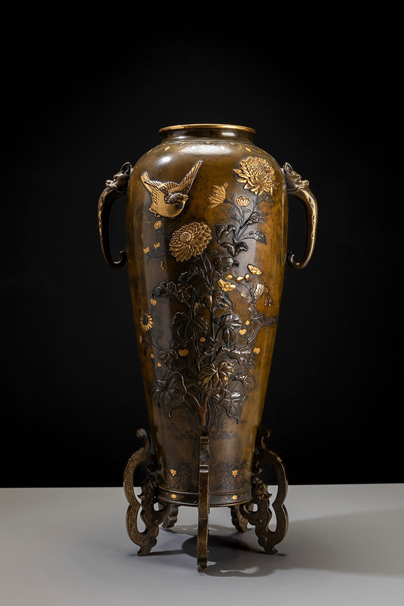 Vase balustre en bronze patiné avec riches incrustations et motifs naturalistes