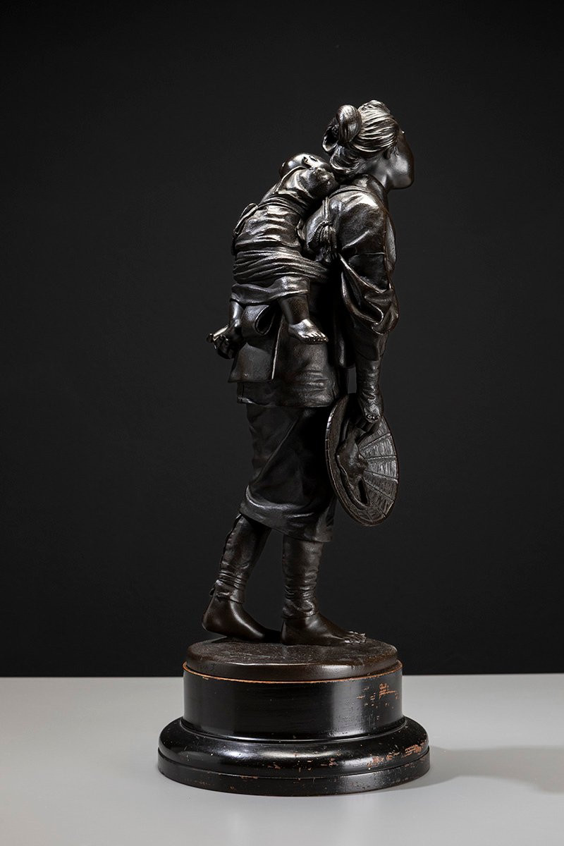 Sculpture en bronze de l’École de Tokyo représentant une jeune mère avec enfant-photo-2