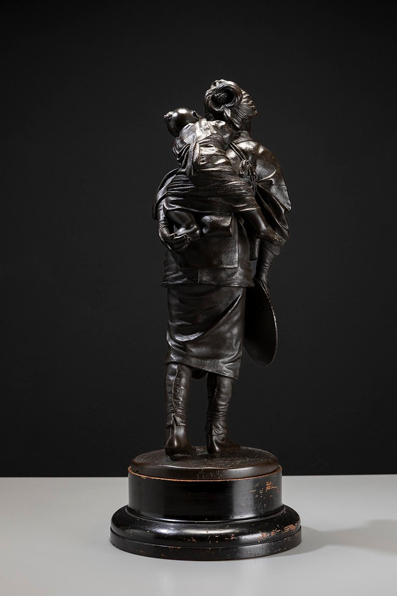 Sculpture en bronze de l’École de Tokyo représentant une jeune mère avec enfant-photo-3