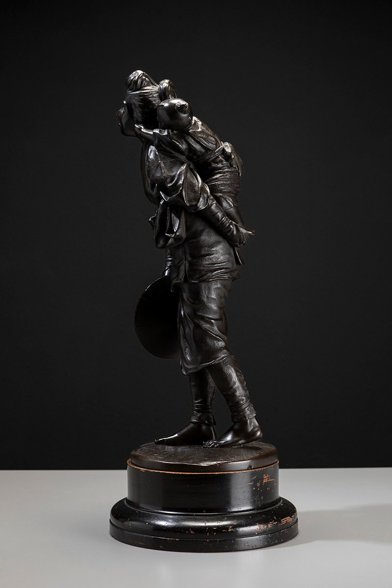 Sculpture en bronze de l’École de Tokyo représentant une jeune mère avec enfant-photo-4