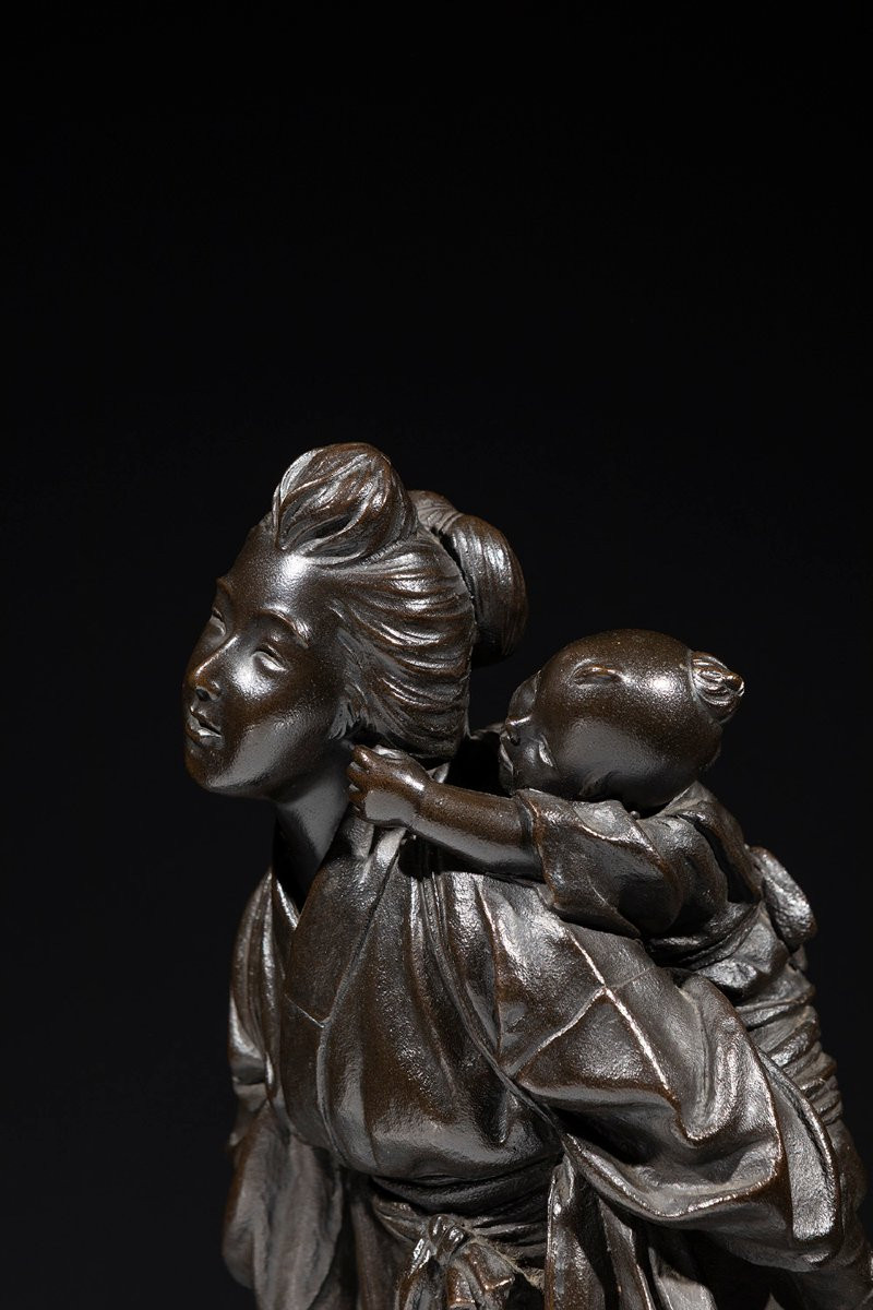 Sculpture en bronze de l’École de Tokyo représentant une jeune mère avec enfant-photo-1