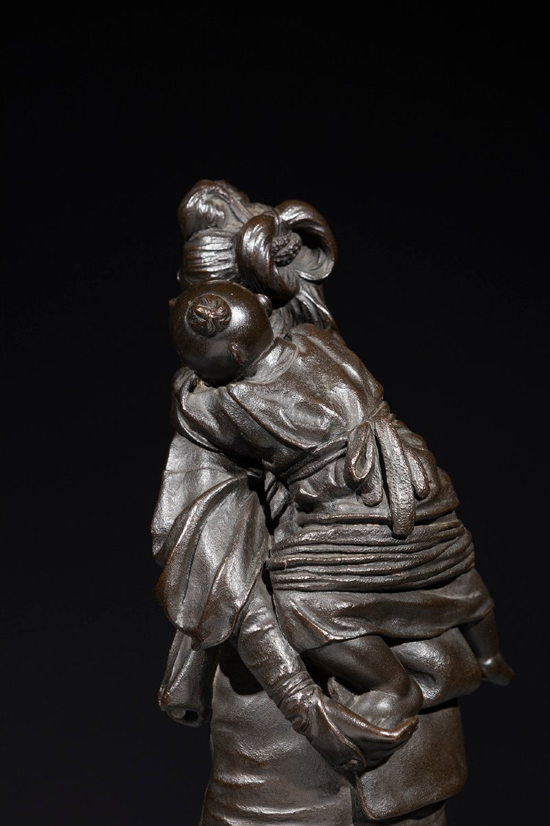 Sculpture en bronze de l’École de Tokyo représentant une jeune mère avec enfant-photo-2