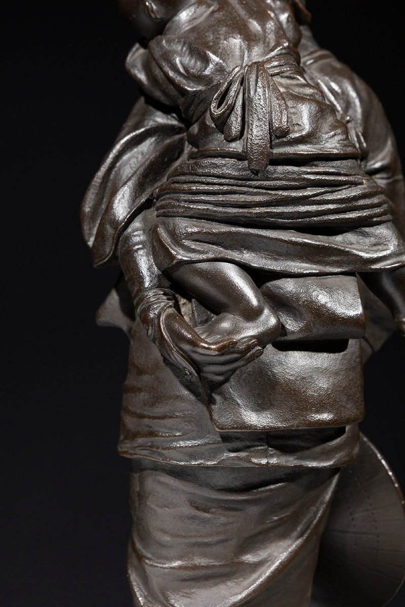 Sculpture en bronze de l’École de Tokyo représentant une jeune mère avec enfant-photo-3
