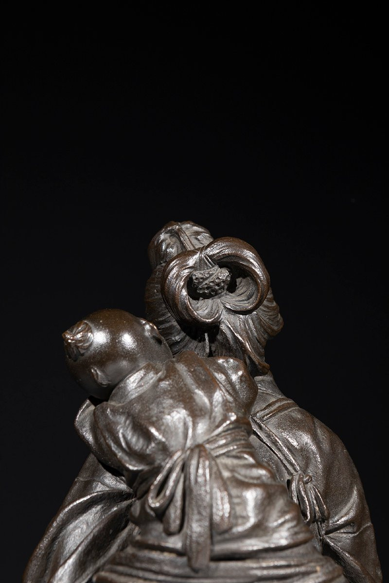 Sculpture en bronze de l’École de Tokyo représentant une jeune mère avec enfant-photo-4