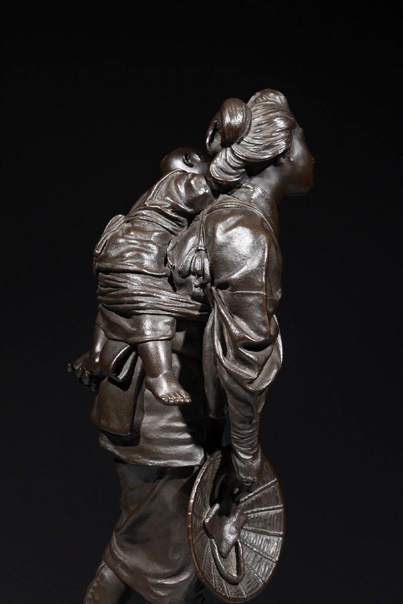 Sculpture en bronze de l’École de Tokyo représentant une jeune mère avec enfant-photo-5