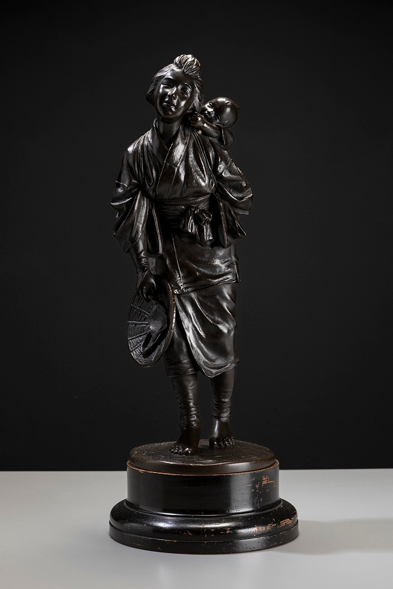 Sculpture en bronze de l’École de Tokyo représentant une jeune mère avec enfant