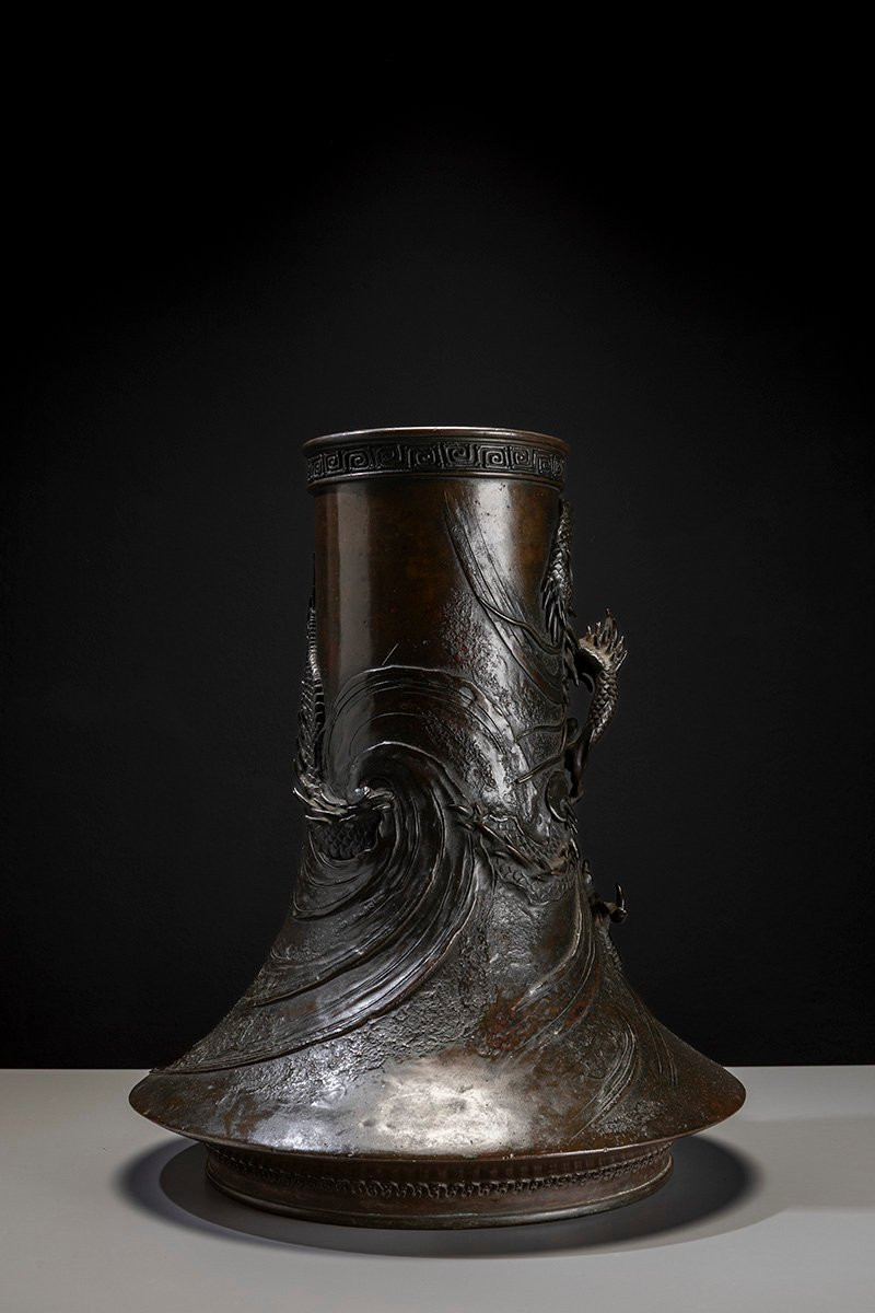 Vase en bronze à patine sombre avec dragon ryū en relief-photo-2