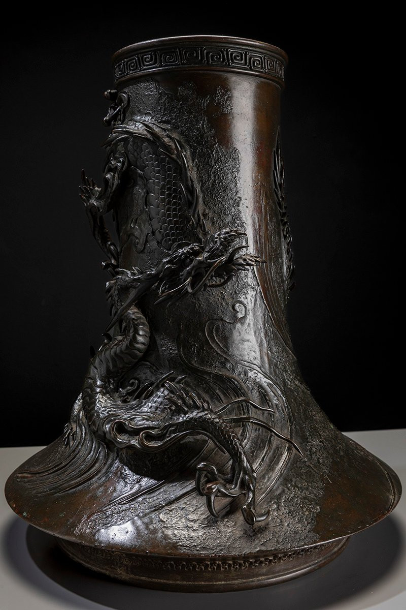 Vase en bronze à patine sombre avec dragon ryū en relief-photo-4