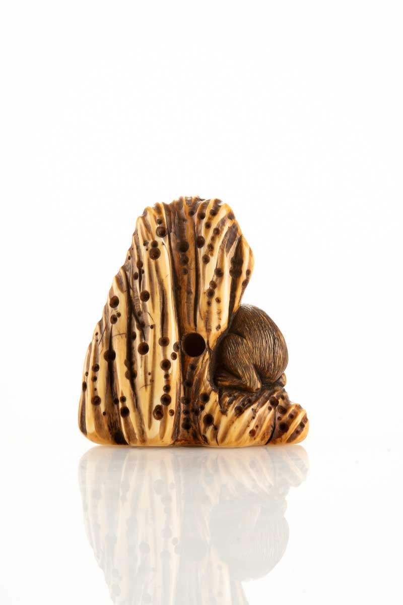 Netsuke en ivoire représentant un singe accroupi sur un rocher-photo-2