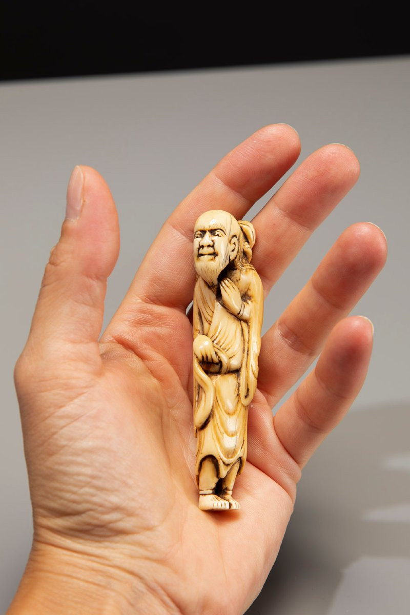 An Ivory Netsuke Depicting Gama Sennin With A Toad-photo-3