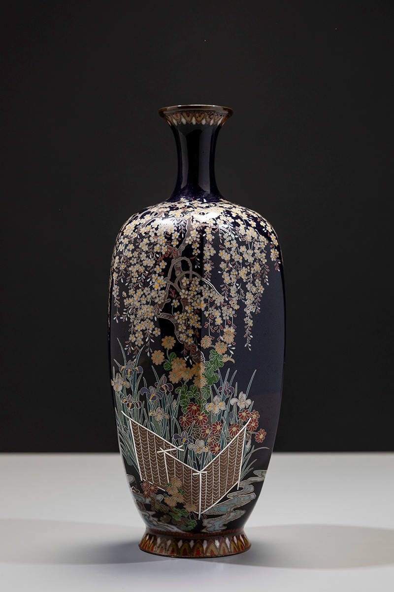 Vase cloisonné hexagonal représentant un cerisier en fleurs