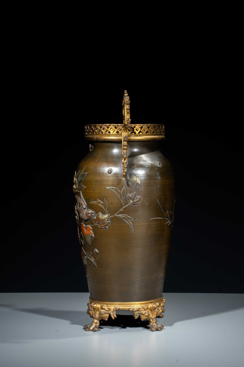 Vase en bronze avec décorations florales et moineaux en vol-photo-3