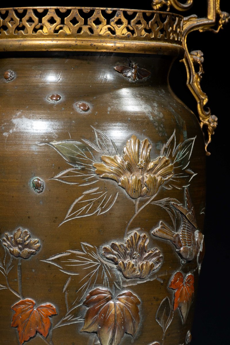 Vase en bronze avec décorations florales et moineaux en vol-photo-3