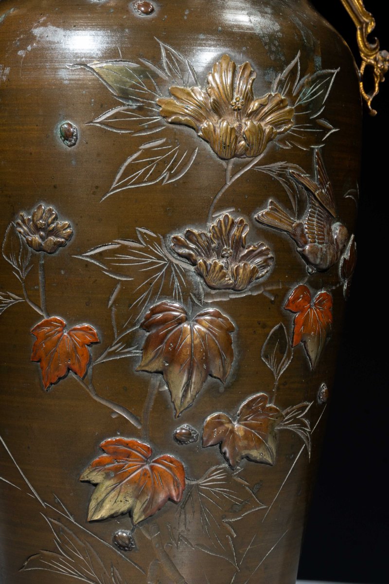 Vase en bronze avec décorations florales et moineaux en vol-photo-5