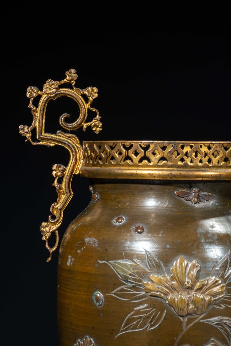 Vase en bronze avec décorations florales et moineaux en vol-photo-6