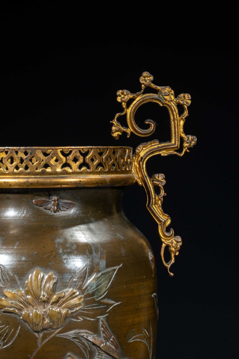 Vase en bronze avec décorations florales et moineaux en vol-photo-7