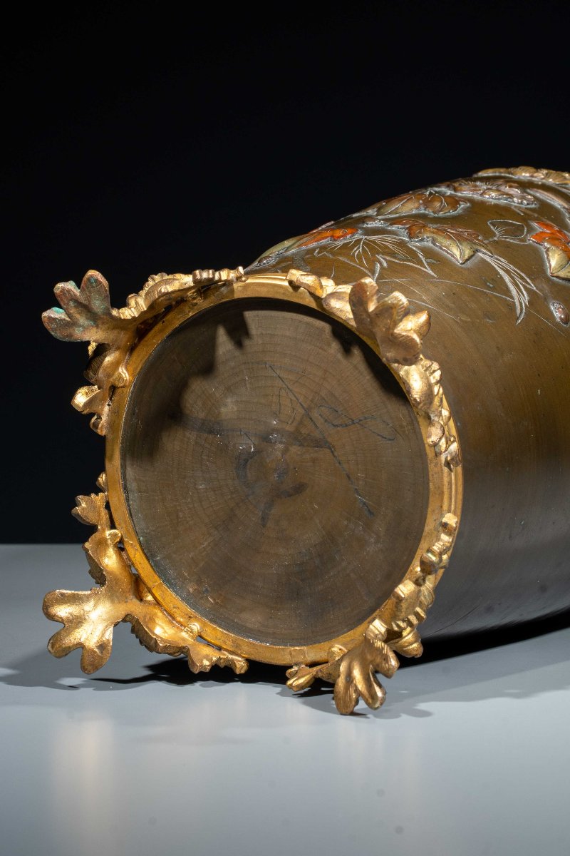 Vase en bronze avec décorations florales et moineaux en vol-photo-8